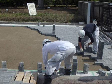 試験施工の状況(ブロック敷設作業)